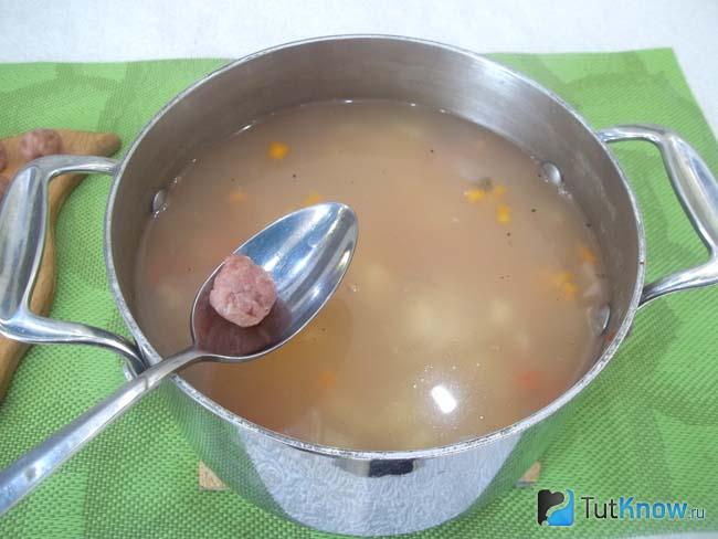Готовый картофельный суп с фрикадельками и кабачками