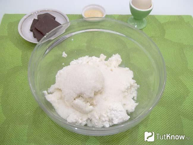 Творог соединен с сахаром