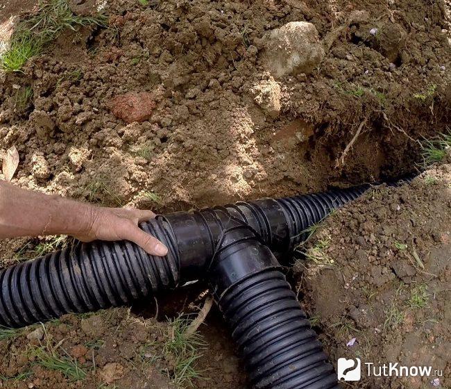 Установка трубы для дренажа участка