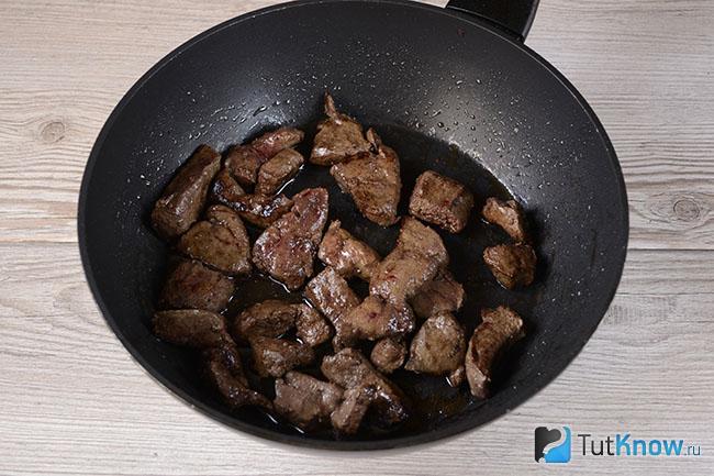 Говяжья печень жарится на сковороде