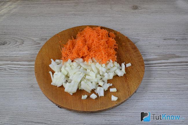 Нарезанный лук с морковкой