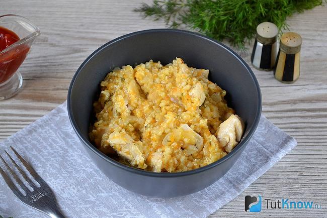 Готовая к подаче пшеничная каша с куриным филе