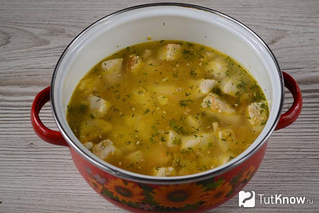Пшеничная крупа с куриным мясом варится в бульоне