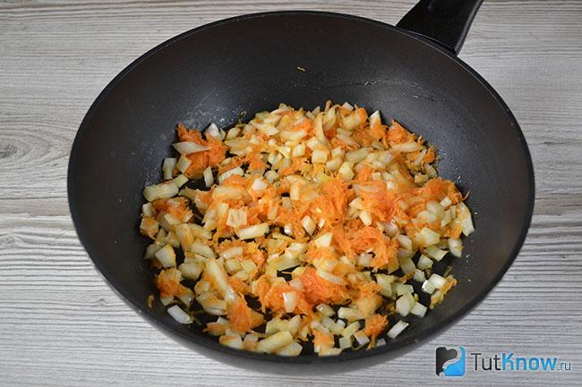 Морковка и лук на сковороде