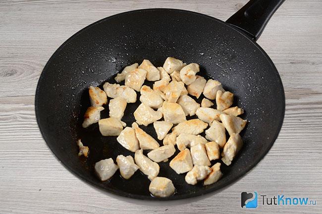 Куриное филе жарится на сковороде