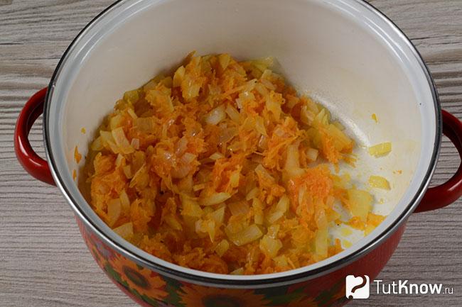 Зажарка из морковки и лука в кастрюле