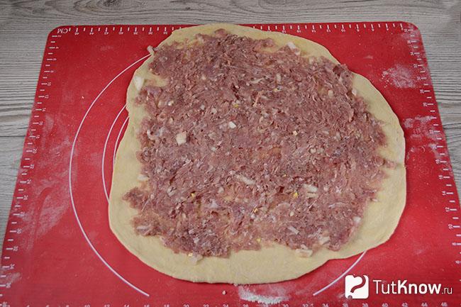 Раскатанное тесто с фаршем