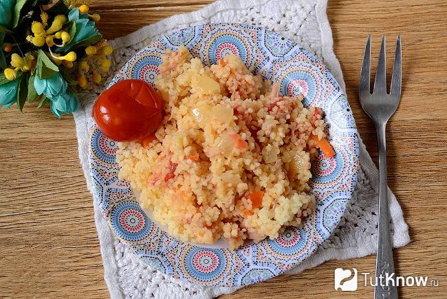 Готовый к подаче кускус с тушенкой