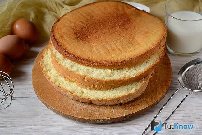 Готовый к подаче бисквит