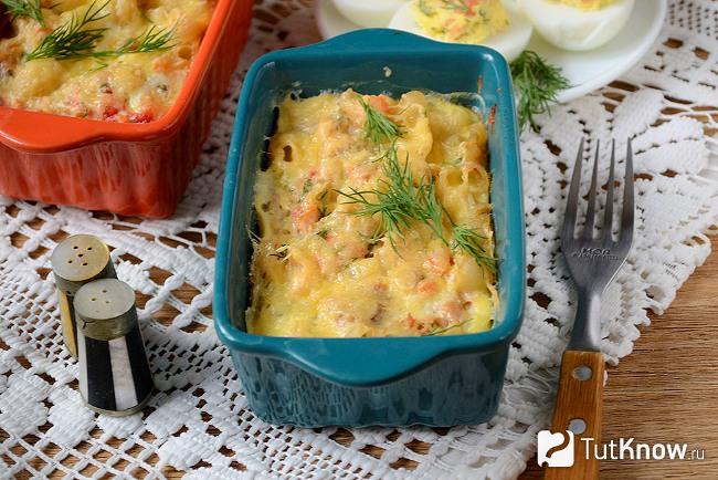 Готовая запеканка из макарон с тушенкой в форме для запекания