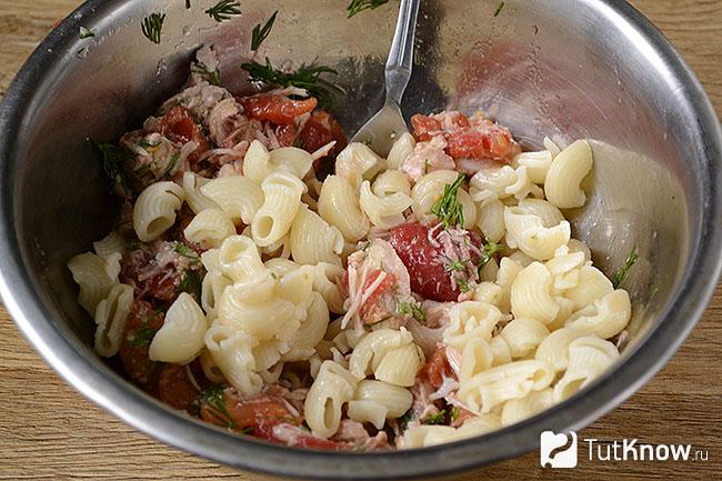 Макароны с тушенкой и овощами