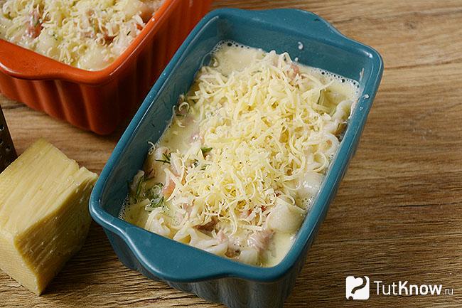 Макароны с тушенкой, посыпанные тертым сыром