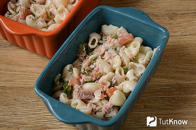 Макароны с тушенкой в форме для запекания