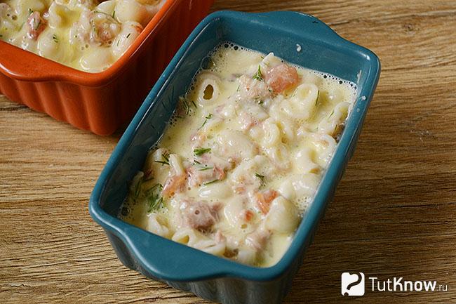 Макароны с тушенкой и яичной смесью в форме для запекания