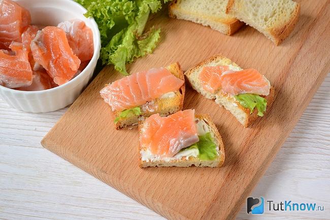 Бутерброды с кусочками засоленной семги