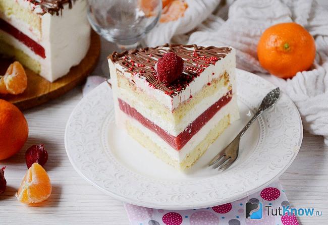 Кусочек муссового торта с ягодным кули