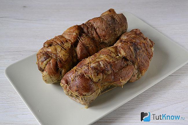 Запеченный мясной рулет