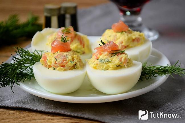 Готовая закуска яйца, фаршированные семгой