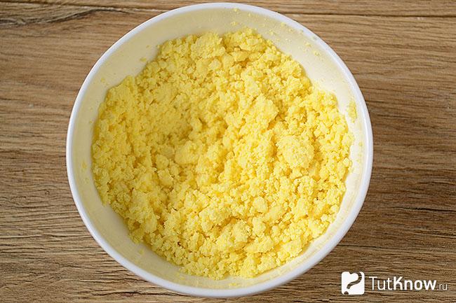 Измельченный куриный желток