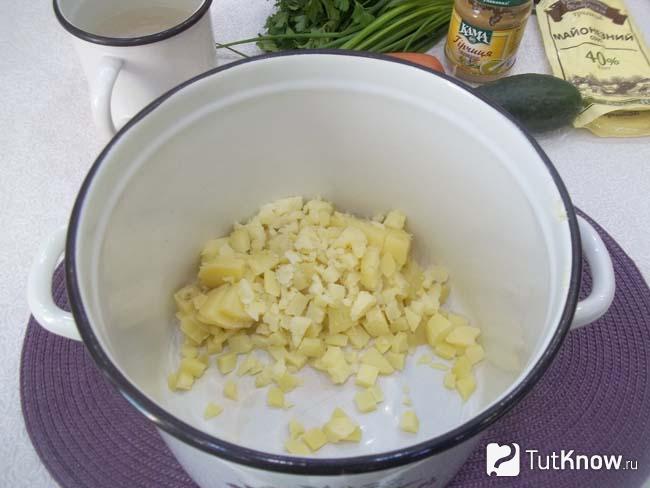 Картошка очищена и нарезана кубиками