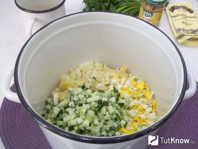 Огурцы нарезаны кубиками