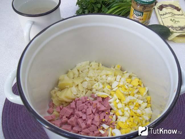 Яйца очищены и нарезаны кубиками