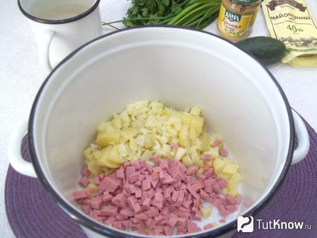 Колбаса нарезана кубиками