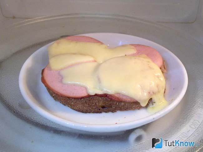 Готовая брускетта из колбасы с сыром и кетчупом