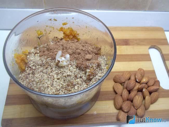 Курага соединена с орехами и какао