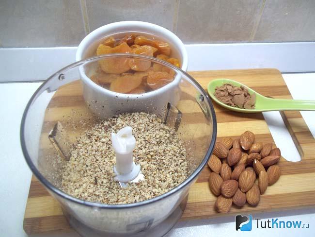 Орехи измельчены до мелкой крошки