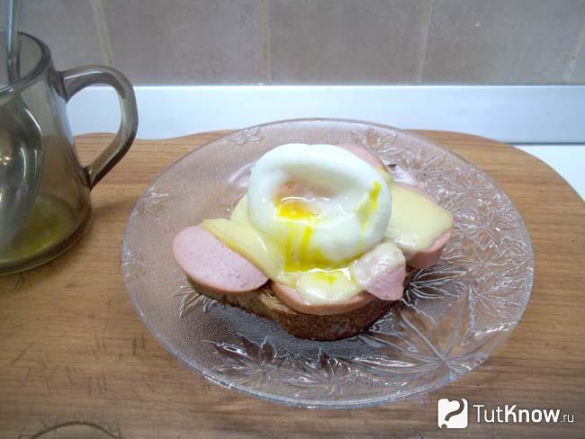 Готовая брускетта с колбасой, сыром и пашот