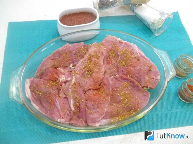 В форму выложено нарезанное мясо