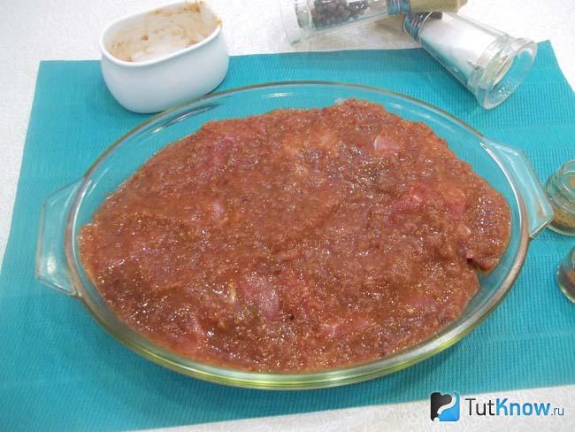 Мясо смазано ткемали