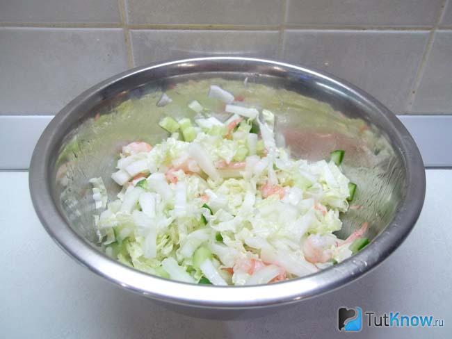 Готовый салат с креветками, огурцами и пекинской капустой