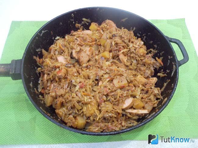 Готовая тушеная капуста с колбасой и картофелем
