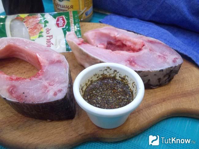 Рыба нарезана на стейки и приготовлен маринад