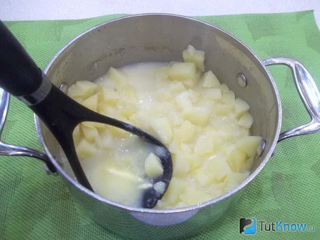 Картофель пюрируется