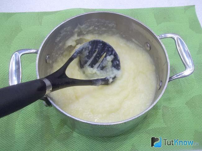 Готовое картофельное пюре со сливками и лавровым листом