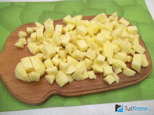 Картофель очищен от кожуры и нарезан кусочками