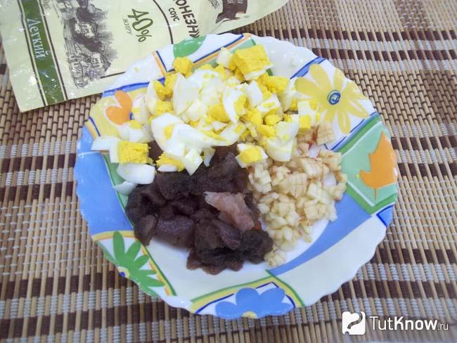 Яйца нарезаны кубиками