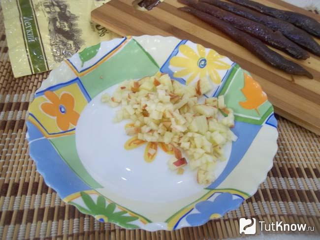 Яблоки нарезаны кубиками
