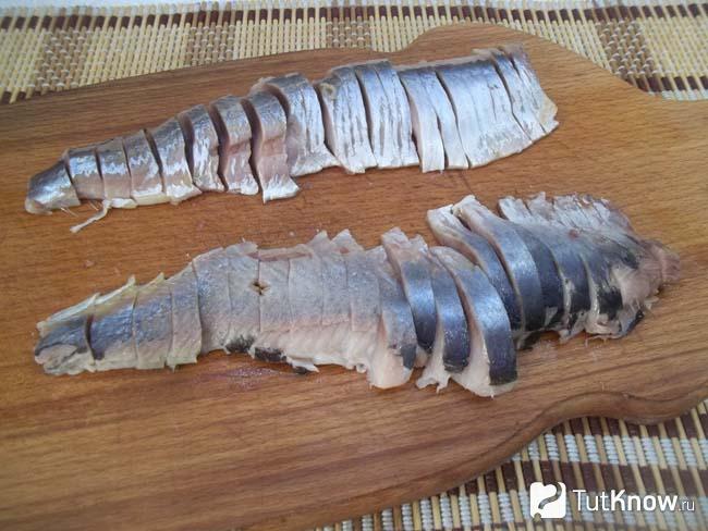 Селедка нарезана кусочками