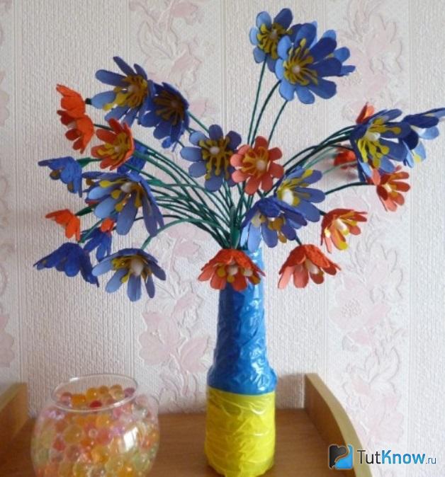 Весенние цветы из яичных лотков