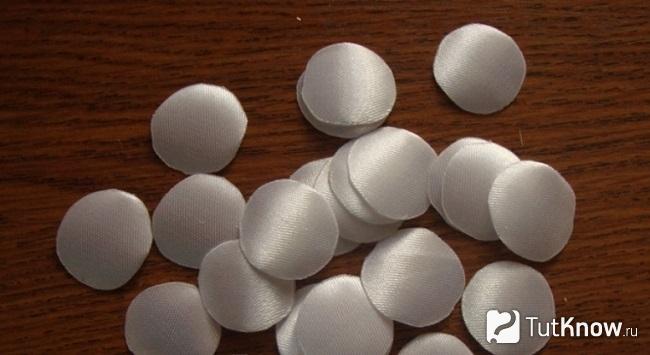 Заготовки из белой атласной ленты