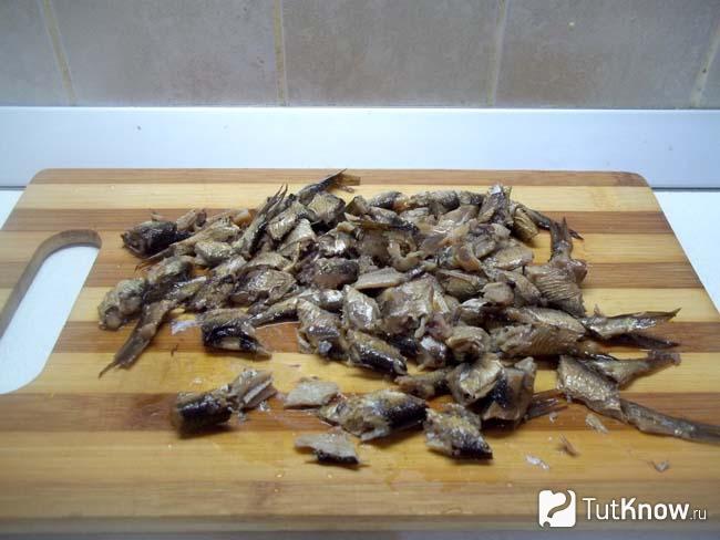 Шпроты нарезаны кусочками