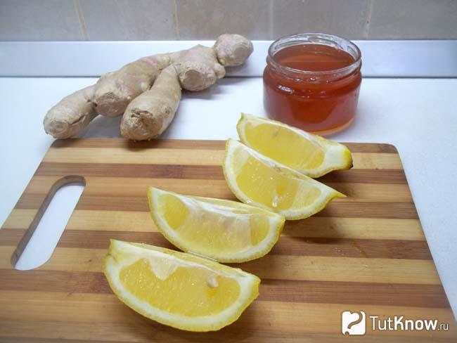 Лимон нарезан дольками