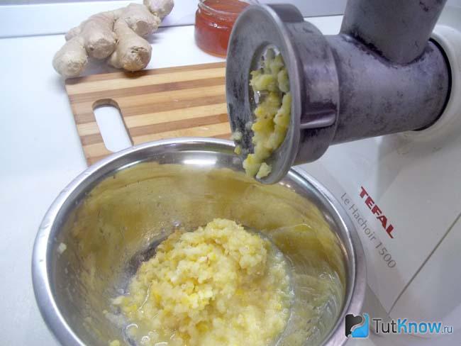 Лимон перекручен через мясорубку