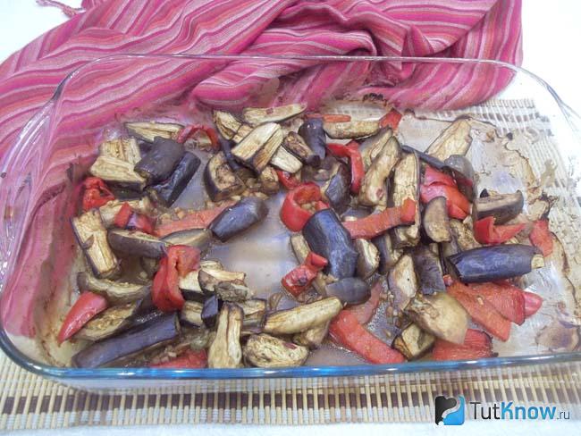Готовый запеченный сладкий перец с баклажанами в духовке
