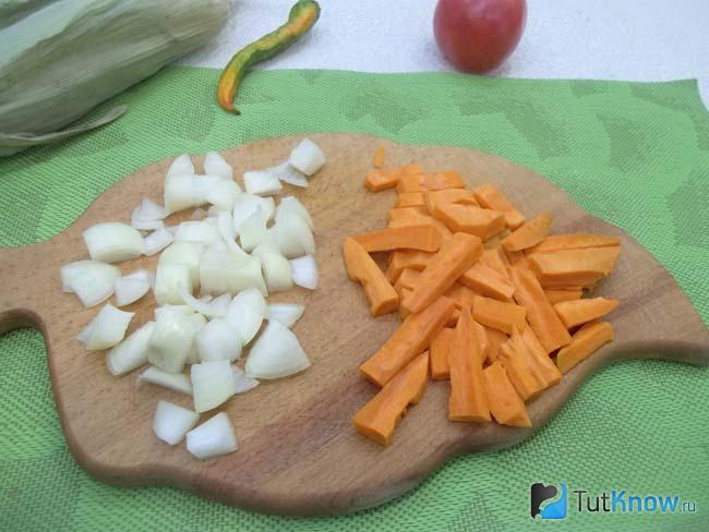 Лук и морковь очищены и нарезаны