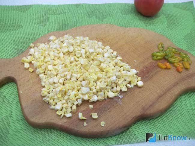 Горький перец нарезан, с початка кукурузы срезаны зерна